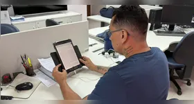 Jorge Tavares, estudando com um tablet no trabalho, no intervalo do almoço