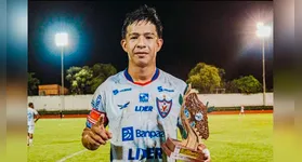 Kukri posa com a camisa do Águia de Marabá; jovem de 19 anos desfalca o time hoje para se apresentar ao Coritiba.