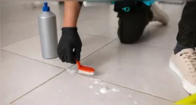 O uso frequente de cloro líquido pode provocar pequenas fissuras na massa branca que une os azulejos do banheiro