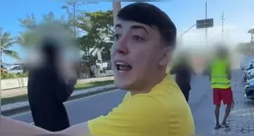 A equipe registrou toda a ação de dentro de outro carro, sem que o pedestre percebesse. Em seguida, o influenciador abordou o homem e chegou a tentar lhe dar voz de prisão pelo suposto roubo.
