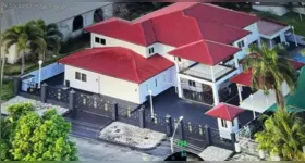 Mansão em Paramaribo, no Suriname, onde um dos investigados na Operação Red Fox foi localizado pela Polícia Federal durante a ação que também resultou em prisões no Brasil e bloqueio de bens da facção criminosa.