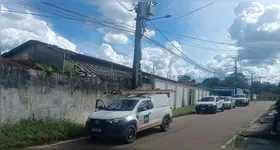 Entre os alvos fiscalizados estava um imóvel residencial que, segundo as equipes, permanecia há anos com ligação irregular após sucessivos cortes realizados pela distribuidora.