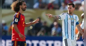 Lionel Messi, da Argentina, aponta para Marc Cucurella, da Espanha, em reclamação com o árbitro.