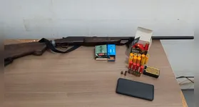 Arsenal composto por espingarda calibre .20 e mais de 70 munições de diversos calibres localizado pelos policiais do 36º BPM no sítio de Eduardo Mendonça.