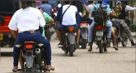 Regra que proíbe garupa em motos vale apenas em regiões do Peru e foi criada para conter crimes urbanos, não sendo aplicada no Brasil.