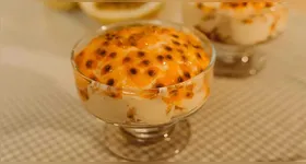 A mousse de maracujá é uma sobremesa tradicional e cai muito bem em datas especiais.