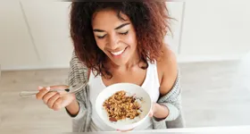 É necessário manter a alimentação em dia, incluindo no cardápio diário frutas, legumes e fibras que ajudem o trânsito intestinal e melhorem a digestão.