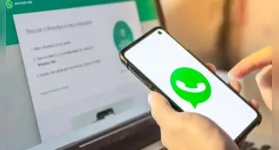Tela de computador exibindo a interface do WhatsApp Web com aviso de erro de conexão.