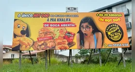 Um outdoor com a imagem de Mia Khalifa gera debate no Sul do Brasil. Entenda a polêmica e a reação do público.