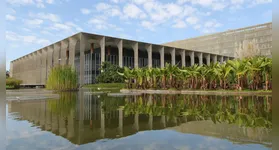 Brasil solicita consultas à OMC contra novas tarifas dos EUA que afetam as exportações. Descubra os impactos e próximos passos dessa disputa comercial.