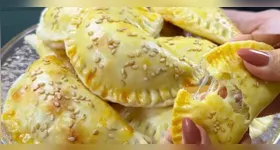 Pastel assado de dois ingredientes: receita prática e saborosa