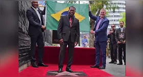 Paulinho da Costa é o primeiro brasileiro nato a ganhar reconhecimento na célebre calçada, que reúne personalidades mundiais.