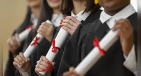 EUA estudam implementação de taxa de US$ 100 mil para estudantes internacionais que desejam trabalhar após a graduação, afetando o programa OPT.