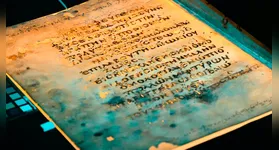 Detalhe da técnica de imagem multiespectral aplicada ao pergaminho: as cores destacam a diferença entre a escrita medieval superior e os caracteres bíblicos originais.