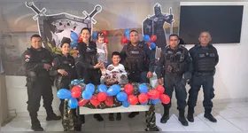 Fã da PM, Antony foi surpreendido por uma grande festa de aniversário que reuniu familiares e policiais da guarnição. Na ocasião, ele ganhou presentes e comemorou a data do jeito que sempre quis.