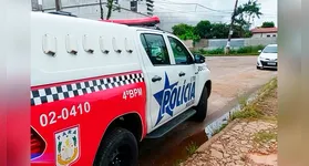 Viatura do 4º Batalhão da Polícia Militar estacionada em frente à faculdade onde ocorreu a detenção do suspeito.