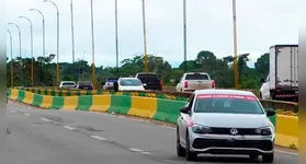 Sem fiscalização efetiva e barreiras físicas, veículos pesados continuam trafegando pela via, ignorando as restrições de peso.