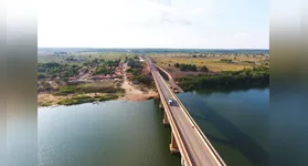 ESTRUTURA COMPROMETIDA: Inspeções detalhadas nos pilares centrais sobre o Rio Araguaia identificaram danos severos que levaram à condenação da ponte.