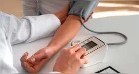 Na rotina de quem recebe o diagnóstico de pressão alta, uma das primeiras orientações costuma ser reduzir o consumo de sal.