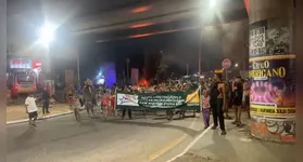 Os manifestantes paralisaram o trânsito no cruzamento da Augusto Montenegro e Independência
