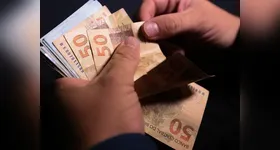 O Banco Central informou hoje, em seu site, que os valores esquecidos por clientes em instituições financeiras do país alcançam R$ 10,57 bilhões, em março.