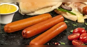 A salsicha é classificada como alimento ultraprocessado por passar por diversas etapas industriais.