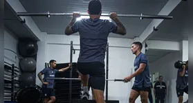 Profissional explica que jogadores precisam equilibrar descanso e atividades físicas durante a pausa para a Copa do Mundo para suportar a carga de treinamentos no retorno.