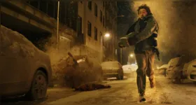 Novo Resident Evil aposta em terror psicológico, história inédita e direção de Zach Cregger; trailer já dá o tom sombrio da nova fase da franquia.