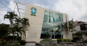 Em meio ao desgaste de Samir Xaud, Francisco Mendes reforça contatos com federações e alimenta as articulações que podem definir o futuro da presidência da entidade.