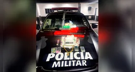 Parte dos tabletes de maconha e frascos de lança-perfume apreendidos pela Polícia Militar em kitnet no bairro Serrinha.