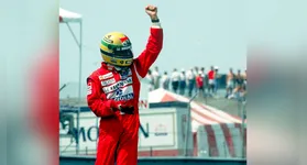 O capacete amarelo de Ayrton Senna, símbolo máximo de sua identidade visual, posicionado sobre o carro da McLaren.