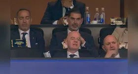O ex-jogador estava ao lado do presidente da FIFA, Gianni Infantino.