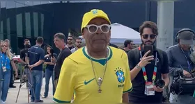 Assim que apareceu, o diretor norte-americano passou a ser cercado por repórteres interessados em ouvir suas opiniões sobre futebol e sobre a equipe comandada pelo Brasil.