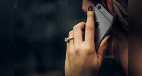 Criminosos estão usando chamadas silenciosas para capturar vozes e criar clonagens com Inteligência Artificial.