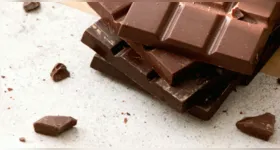 A nova legislação regula a composição dos chocolates comercializados no Brasil, estabelece percentuais mínimos de cacau por categoria e obriga a informação clara nos rótulos das embalagens.