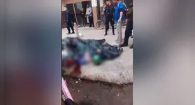 Parentes e vizinhos cercam o local do crime no Jardim Catarina; revoltada, população denuncia que pedreiros portavam apenas ferramentas de trabalho.
