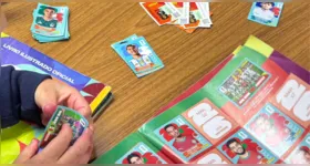 Escola de Porto Alegre cria regras para troca de figurinhas da Copa e transforma brincadeira em ferramenta de aprendizagem.
