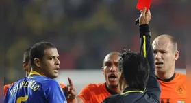 Felipe Melo é expulso após pisar em Arjen Robben, em um lance polêmico durante a virada da Holanda sobre o Brasil nas quartas de final da Copa do Mundo de 2010.