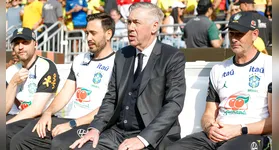 Francesco Mauri, Davide Ancelotti, Carlo Ancelotti e Paul Clement no banco de reservas do Huntington Bank Field, em Cleveland, antes do início do amistoso entre Brasil e Egito