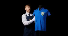 A icônica camisa de Pelé na final de 58, vendida por R$ 25 milhões.