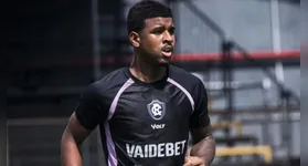 O volante Jaderson foi o único dos 26 jogadores levados pelo técnico Léo Condé que não participou da atividade diante da Tuna Luso