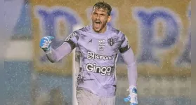 O goleiro Gabriel Mesquita emociona o Paysandu após virada sobre o Guarani.