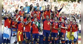 Seleção espanhola celebra o título mundial pela segunda vez, vencendo a Argentina nos EUA