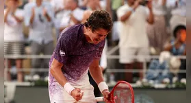 João Fonseca faz história ao derrotar Djokovic em Roland Garros.