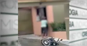 Um vídeo que circula nas redes sociais mostra o momento em que uma mulher flagra o marido ao chegar em um motel acompanhado de outra pessoa.