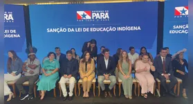 A governadora Hana Ghassan e o ex-governador Helder Barbalho participam da sanção da lei que institui a Política Estadual de Educação Escolar Indígena, em cerimônia no Palácio do Governo, em Belém.