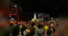 Centenas de fiéis participam da Procissão Luminosa em Belém, superando a chuva em uma demonstração de fé e devoção à Nossa Senhora de Fátima