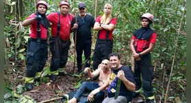 Registro do momento em que o piloto foi resgatados pelos Bombeiros