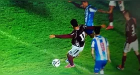 Pego recebeu um chute no tornozelo