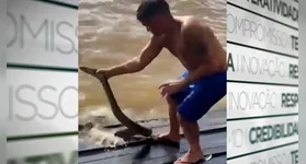 Um dos banhistas presentes na orla conseguiu pegar a sucuri